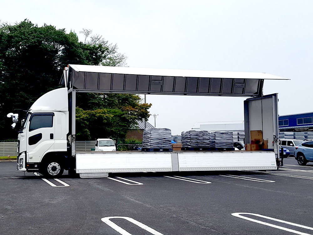 愛川町の運送会社エスケイユニオンの大型ウィング車1