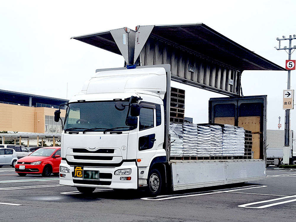 愛川町の運送会社エスケイユニオンの大型ウィング車2