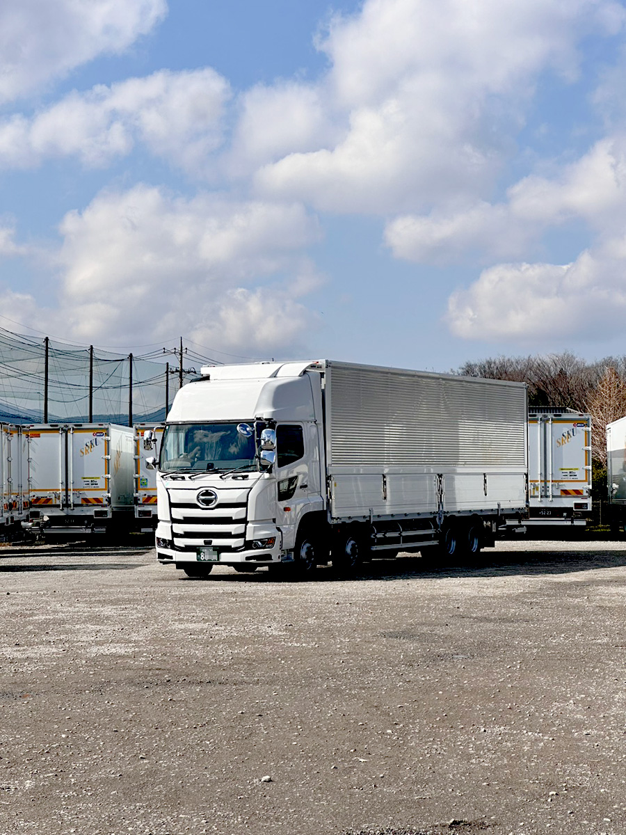 厚木市・愛甲郡愛川町の運送会社 エスケイユニオン株式会社 大型ウイング車 納車完了1